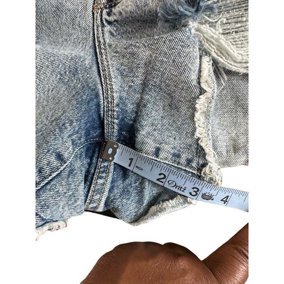 Good American Light Wash Distressed Raw Hem High Waisted Denim Shorts Size 18 - Picture 9 of 10